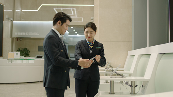 工作人員指導小微企業(yè)主辦理業(yè)務(wù)。郵儲銀行重慶分行供圖