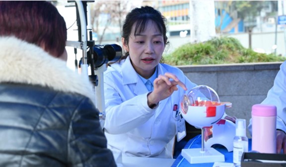 社區(qū)科普及體檢現(xiàn)場(chǎng)。重慶南坪愛爾眼科醫(yī)院供圖