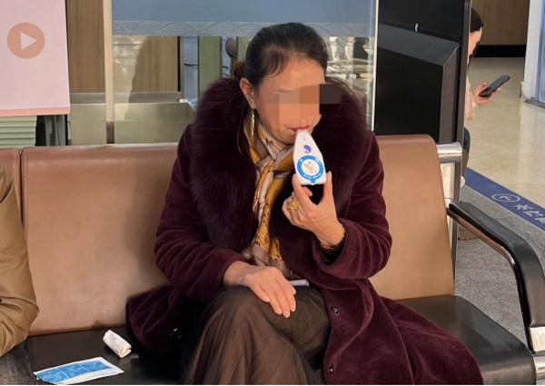 患者正在做C14呼氣試驗(yàn)。重慶東大肛腸醫(yī)院供圖