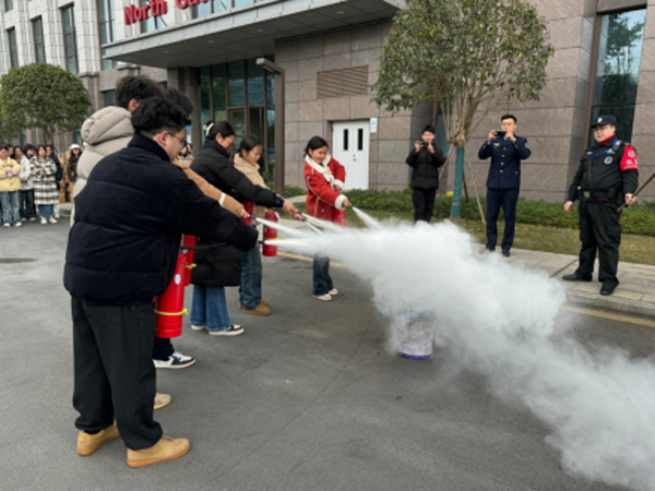 學(xué)生們進(jìn)行滅火器操作。重慶西區(qū)醫(yī)院供圖