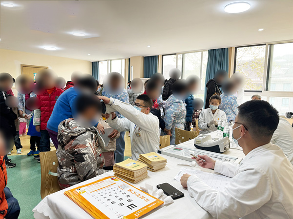 義診現(xiàn)場(chǎng)。重慶小米熊兒童醫(yī)院供圖