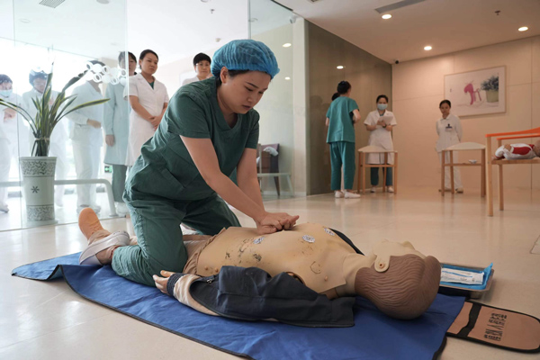 開(kāi)展心肺復(fù)蘇培訓(xùn)。重慶北部婦產(chǎn)醫(yī)院供圖