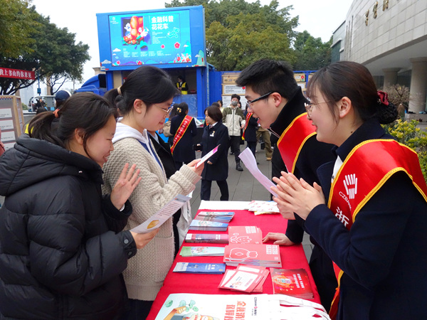 “金融科普花花車”活動現(xiàn)場，浙商銀行工作人員向消費(fèi)者科普金融知識。浙商銀行重慶分行供圖