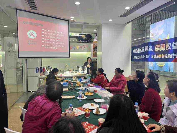 走進企業(yè)普及金融知識。浦發(fā)銀行重慶分行供圖