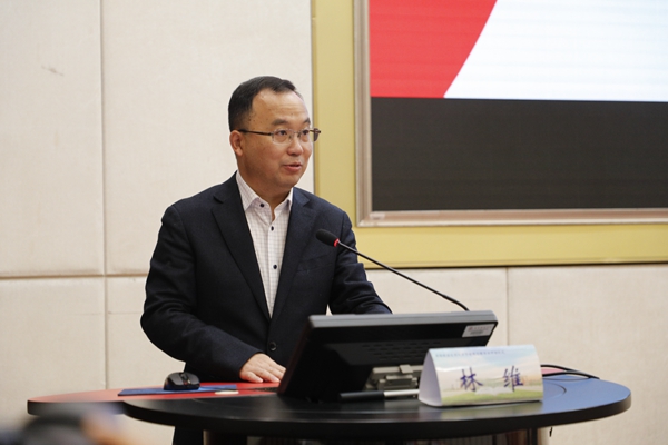 西南政法大學(xué)校黨委副書記、校長林維致歡迎辭。重慶市人力資源開發(fā)服務(wù)中心供圖