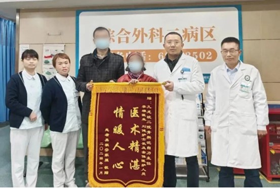 吳奶奶向九龍坡區(qū)二院外二科團(tuán)隊(duì)表示感謝。重慶西區(qū)醫(yī)院供圖