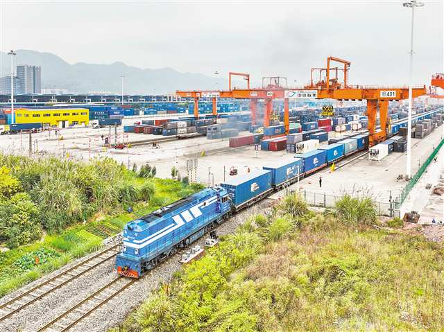 一列西部陸海新通道鐵海聯(lián)運(yùn)班列從重慶團(tuán)結(jié)村中心站緩緩駛出。（攝于2023年12月13日）記者 張錦輝 攝/視覺(jué)重慶