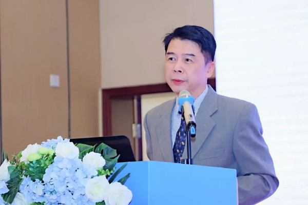 重慶愛成大坪眼科醫(yī)院名譽(yù)院長易虹主持會議。重慶愛成大坪眼科醫(yī)院供圖