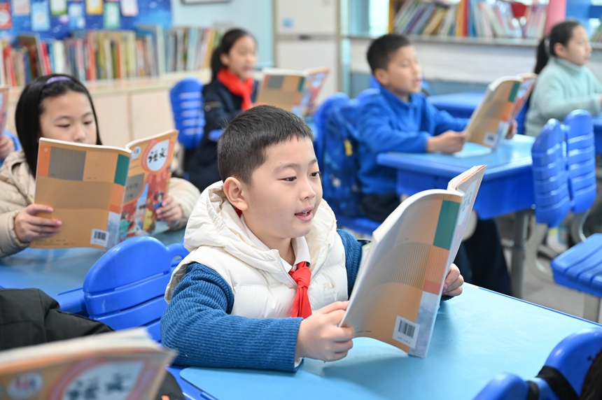 熱愛閱讀的黃有之（中），目前背誦的詩詞量已達(dá)600多首。鄒樂 攝