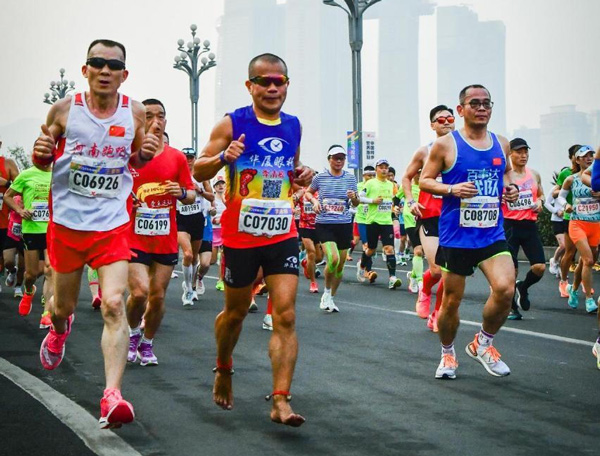 李清模（中）參加比賽現(xiàn)場。重慶華廈眼科醫(yī)院供圖