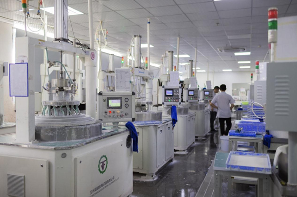 重慶乾岷光學(xué)科技有限公司生產(chǎn)車間。光大銀行重慶分行供圖