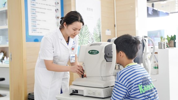 視力情況檢查。重慶華廈眼科醫(yī)院供圖