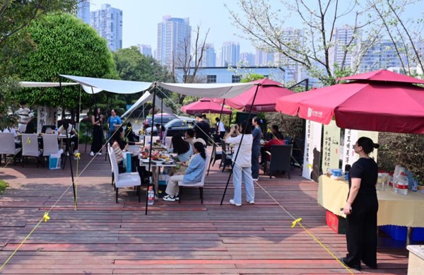 歡聚會現(xiàn)場。重慶安琪兒婦產(chǎn)醫(yī)院供圖