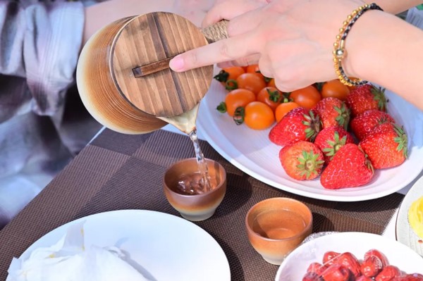 圍爐煮茶。重慶安琪兒婦產(chǎn)醫(yī)院供圖