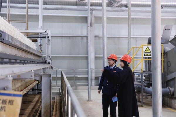 石柱縣稅務(wù)人員走訪重慶石柱三峽水環(huán)境綜合治理有限責(zé)任公司，了解污水治理和運(yùn)營情況，宣傳環(huán)保稅等政策。唐霖銳攝