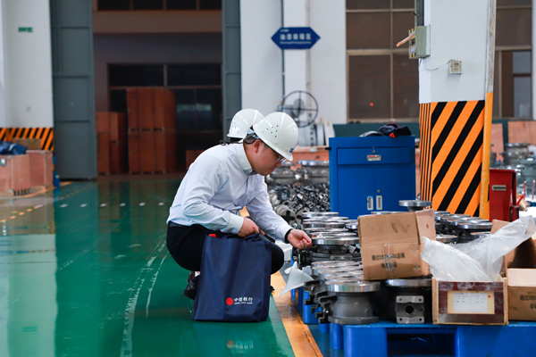 客戶經(jīng)理在科創(chuàng)企業(yè)車(chē)間實(shí)地調(diào)研，為客戶提供授信支持。中信銀行重慶分行供圖