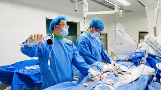 宋明寶(右一)團隊介入手術(shù)中。重慶西區(qū)醫(yī)院供圖