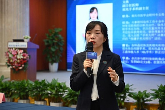 文燕現(xiàn)場(chǎng)講解介紹。重慶愛爾眼科醫(yī)院總院供圖