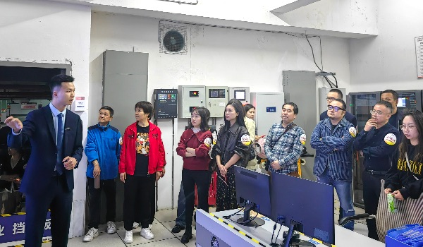 體驗(yàn)者一行參觀設(shè)備房。新鷗鵬物業(yè)供圖