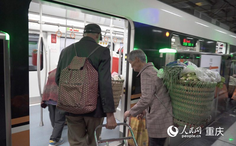 菜農(nóng)果農(nóng)們搭乘早上第一趟地鐵。人民網(wǎng)記者 劉祎攝