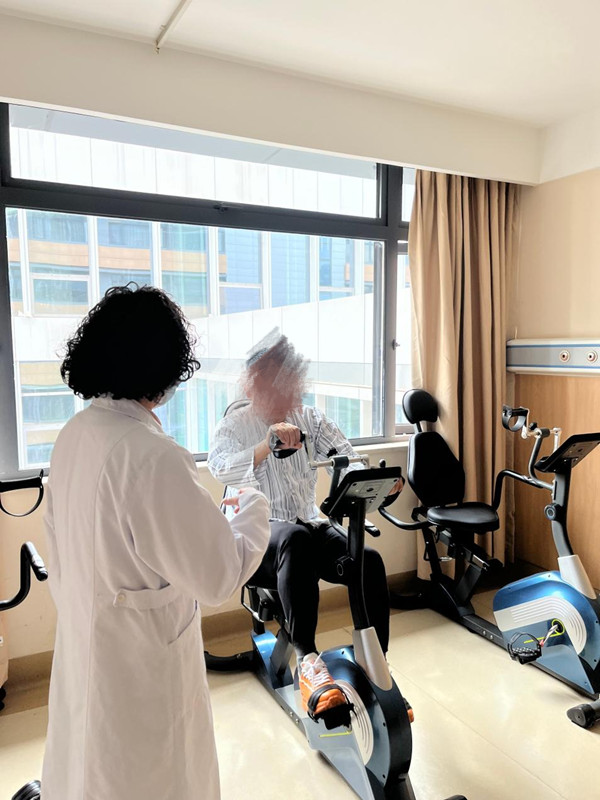 吳玉嬋正在指導(dǎo)患者科學(xué)運(yùn)動(dòng)。重慶康心醫(yī)院供圖
