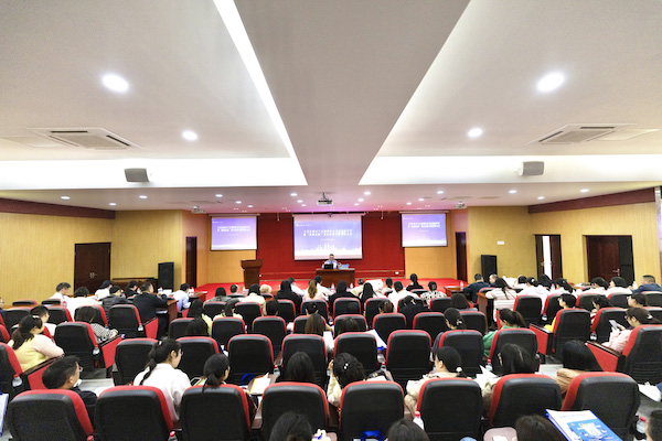 江北區(qū)稅務(wù)局在港城工業(yè)園區(qū)開展科技創(chuàng)新政策宣講輔導(dǎo)會(huì)，127家制造業(yè)科技型企業(yè)代表參加。張春廣攝