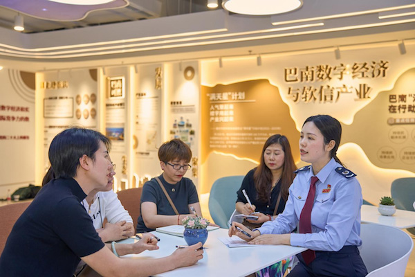 在巴南區(qū)軟件園政策宣傳活動(dòng)中，稅務(wù)人員面對(duì)面答疑解惑。饒鵬飛攝