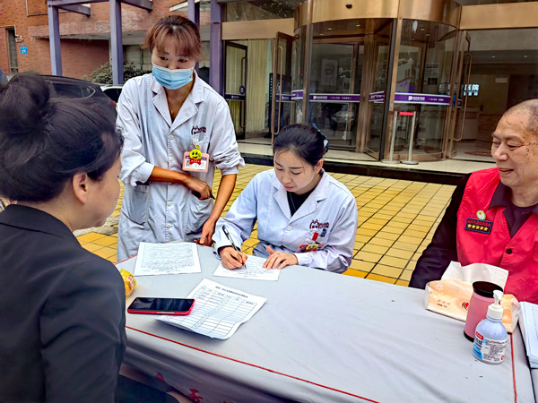 獻血現(xiàn)場。重慶嘉華醫(yī)院供圖