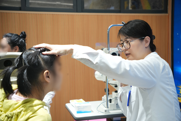 義診現(xiàn)場。重慶普瑞眼科醫(yī)院供圖