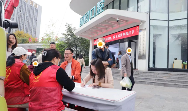 獻(xiàn)血現(xiàn)場。重慶團(tuán)圓口腔醫(yī)院供圖