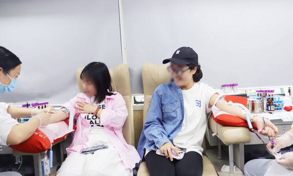 獻(xiàn)血現(xiàn)場。重慶團(tuán)圓口腔醫(yī)院供圖