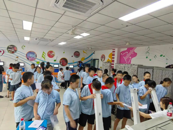 進(jìn)校開展視力篩查活動。重慶何氏眼科醫(yī)院供圖