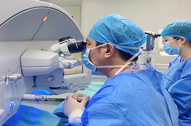 李付亮做手術(shù)中。重慶何氏眼科醫(yī)院供圖