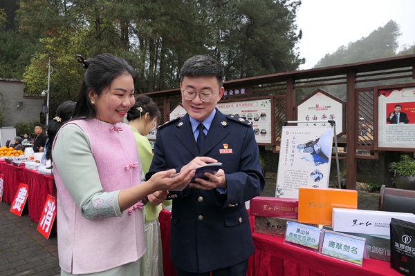 近日，在2024年萬(wàn)盛經(jīng)開(kāi)區(qū)浪漫春游季活動(dòng)現(xiàn)場(chǎng)，稅務(wù)人員為翠信茶葉公司人員講解相關(guān)稅費(fèi)政策。陳紅梅攝