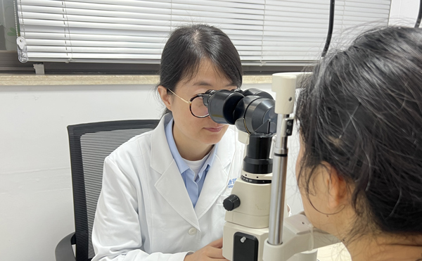 史月麗為患者檢查眼部情況。重慶普瑞眼科醫(yī)院供圖