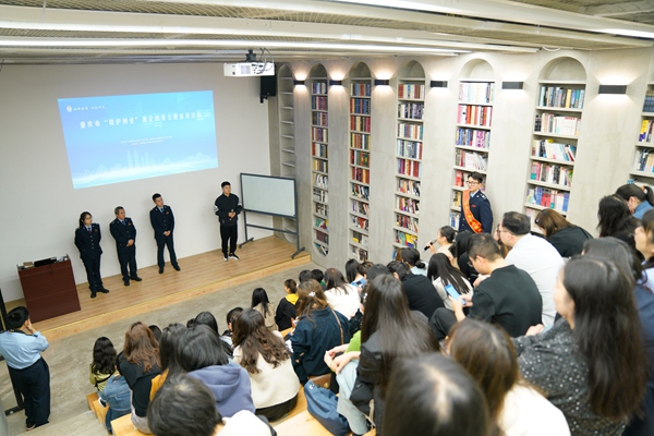 4月11日，重慶市稅務(wù)局、稅務(wù)總局駐重慶特派辦、重慶兩江新區(qū)稅務(wù)局聯(lián)合開展“稅護(hù)創(chuàng)業(yè)”主題宣講活動。胡俊松攝