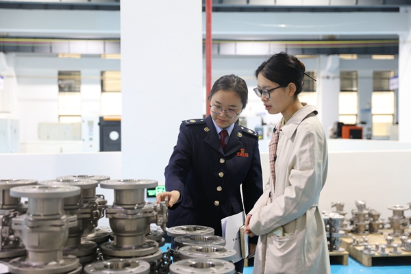 石柱縣稅務(wù)人員走進(jìn)當(dāng)?shù)毓I(yè)園區(qū)，了解生產(chǎn)情況，宣傳稅費(fèi)優(yōu)惠政策。唐霖銳攝