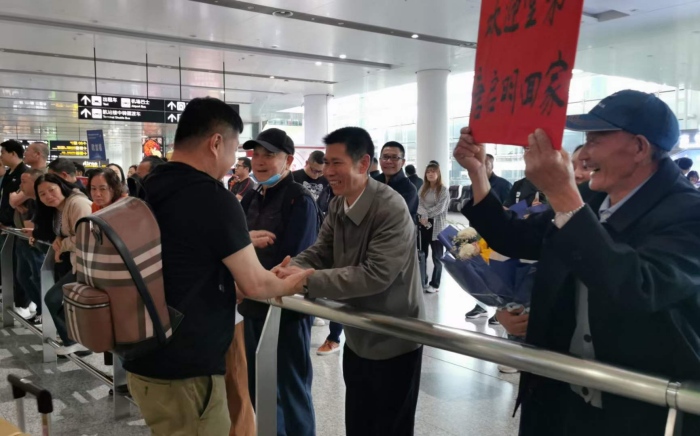 4月11日，親人在重慶江北國際機(jī)場(chǎng)迎接唐啟明。重慶合川區(qū)公安分局供圖
