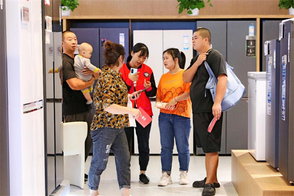 消費者正在選購家電。京東供圖