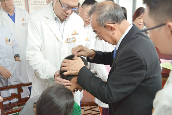 劉振寰現場頭針展示。重慶小米熊兒童醫(yī)院供圖