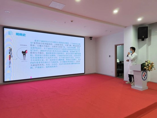 管床醫(yī)生介紹患者情況。重慶道格骨科醫(yī)院供圖