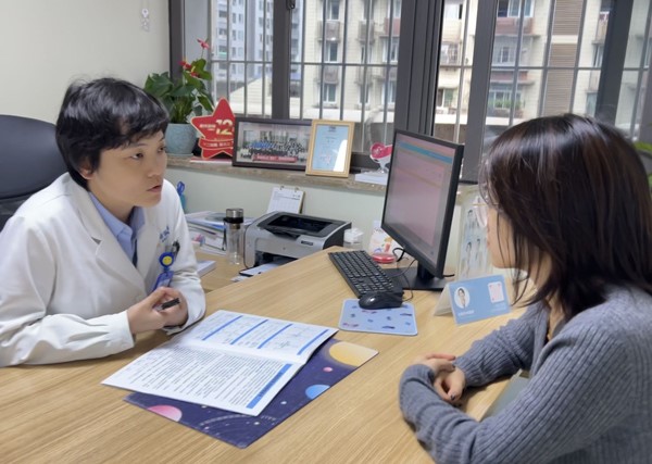 唐甜向患者介紹近視手術(shù)情況。重慶普瑞眼科醫(yī)院供圖