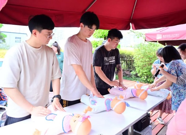 準(zhǔn)爸爸實(shí)操現(xiàn)場(chǎng)。重慶安琪兒婦產(chǎn)醫(yī)院供圖