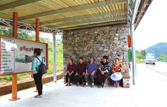 動態(tài)旅游觀光公交行駛在農村公路上