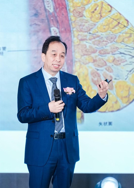 孫家明介紹“松垂乳矯正聯(lián)合假體植入”。重慶華美整形外科醫(yī)院供圖