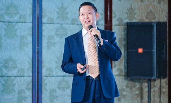 陳德法在會上做“高難度修復(fù)胸案例分享”。重慶華美整形外科醫(yī)院供圖