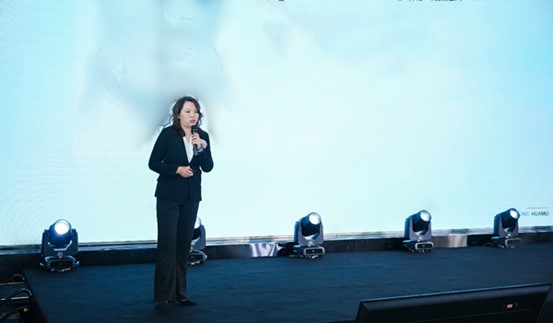 曹勇在現(xiàn)場做“腹壁聯(lián)合胸部整形手術(shù)分享”。重慶華美整形外科醫(yī)院供圖