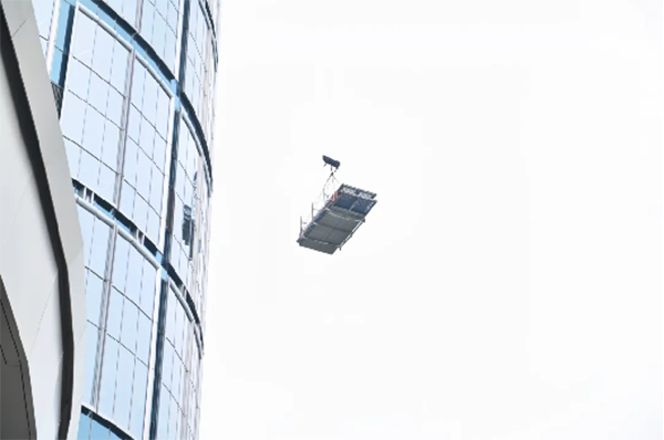 “幕墻沖刺決戰(zhàn)180天”，陸海國際中心幕墻繁忙的施工現(xiàn)場。重慶萬科供圖