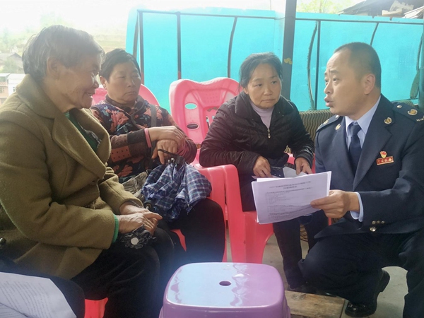 奉節(jié)縣稅務(wù)人員為鄉(xiāng)鎮(zhèn)居民講解醫(yī)保政策及繳費(fèi)流程。蔡仲垚攝