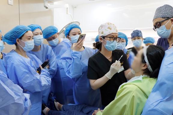 楊藝演示注射方式。重慶軍美醫(yī)療美容醫(yī)院供圖